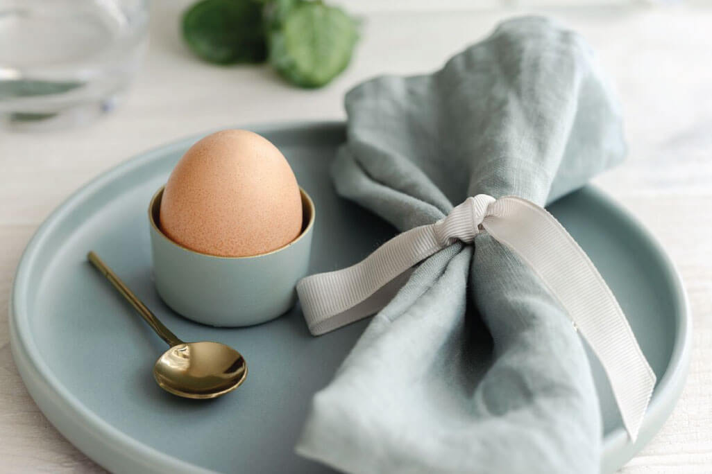 egg on plate tablescape for easter