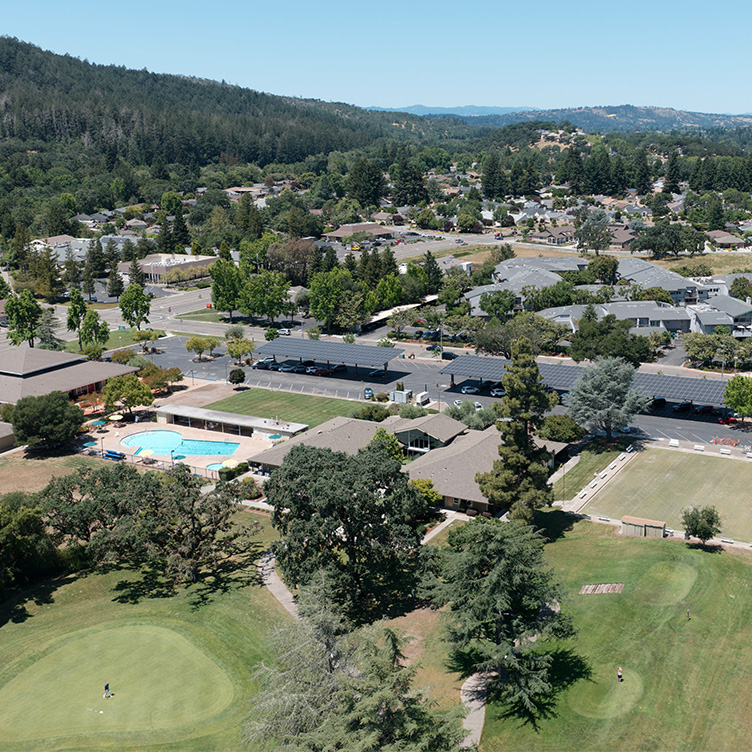 Arial view of Oakmont Gardens campus, showing golf course and outdoor pool